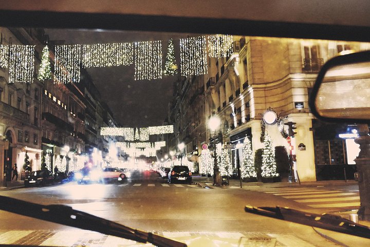 Tour notturno dei monumenti di Parigi, tra cui la Torre Eiffel e Montmartre, in un'auto 2CV d'epoca con Champagne, foto 6 | wizardtrip