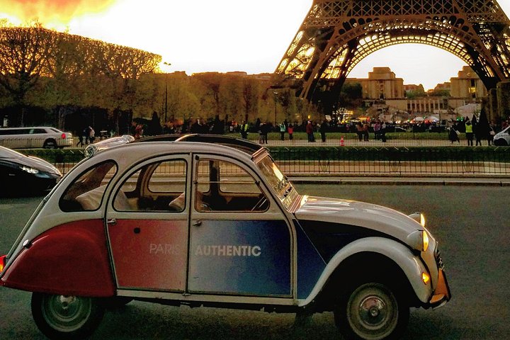 Tour notturno dei monumenti di Parigi, tra cui la Torre Eiffel e Montmartre, in un'auto 2CV d'epoca con Champagne, foto 9 | wizardtrip