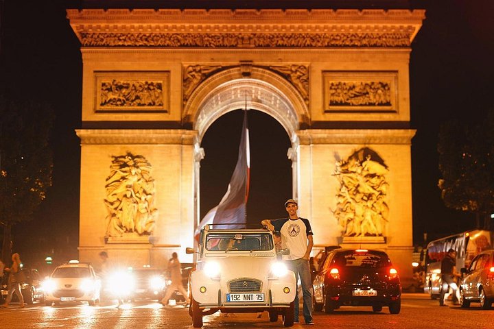 Tour notturno dei monumenti di Parigi, tra cui la Torre Eiffel e Montmartre, in un'auto 2CV d'epoca con Champagne, foto 11 | wizardtrip