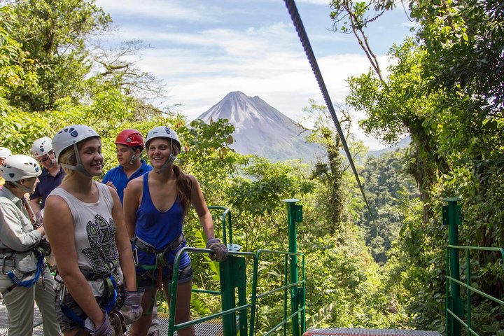 アレナル火山の近くの緑豊かな熱帯雨林のキャノピーでのジップラインとエアリアル・トラムの乗り物を体験してください、写真6 | wizardtrip