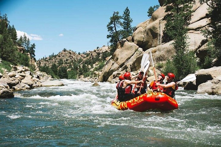 Halvdagsäventyr med forsränning i Browns Canyon | wizardtrip