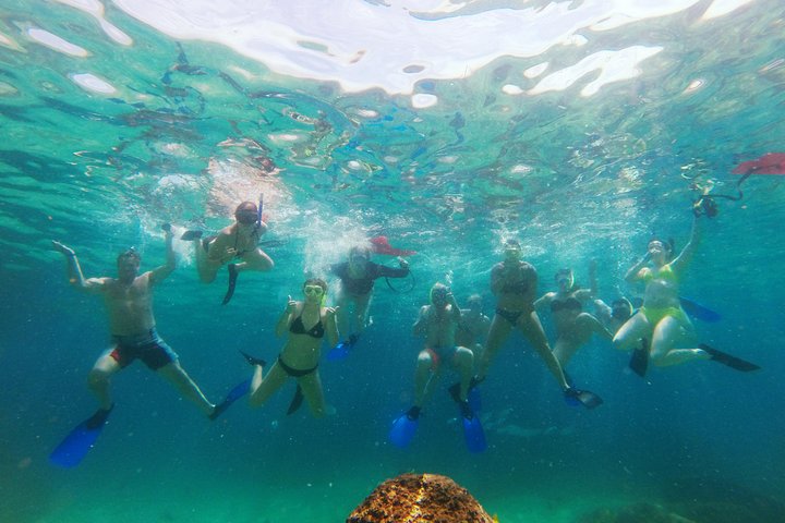 Crociera di Lusso a Vela e Snorkeling a Land's End a Cabo San Lucas | wizardtrip