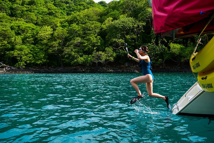 Njut av en solnedgångskatamaran med snorkling och vattensporter i Playa Flamingo, Costa Rica, foto 7 | wizardtrip