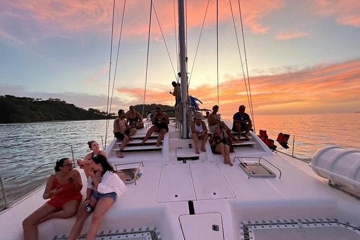 Njut av en solnedgångskatamaran med snorkling och vattensporter i Playa Flamingo, Costa Rica, foto 9 | wizardtrip