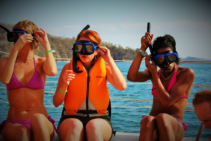 Njut av en solnedgångskatamaran med snorkling och vattensporter i Playa Flamingo, Costa Rica, foto 11 | wizardtrip