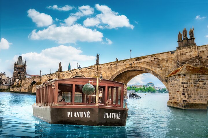 Karlsbrücke: Bootsfahrt & geführter Spaziergang mit PragueWay | wizardtrip
