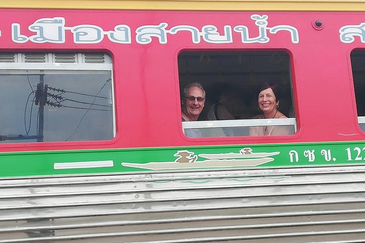 観光客がタイ、バンコク近郊の活気ある水上マーケットとユニークな鉄道マーケットを探索しています、写真11 | wizardtrip