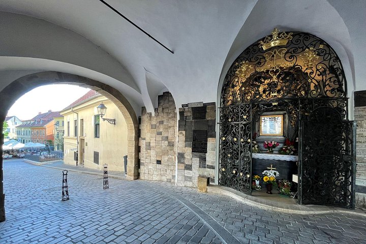 Zagreb walking tour exploring Old Town landmarks, WW2 tunnels, and the funicular, photo 23 | wizardtrip