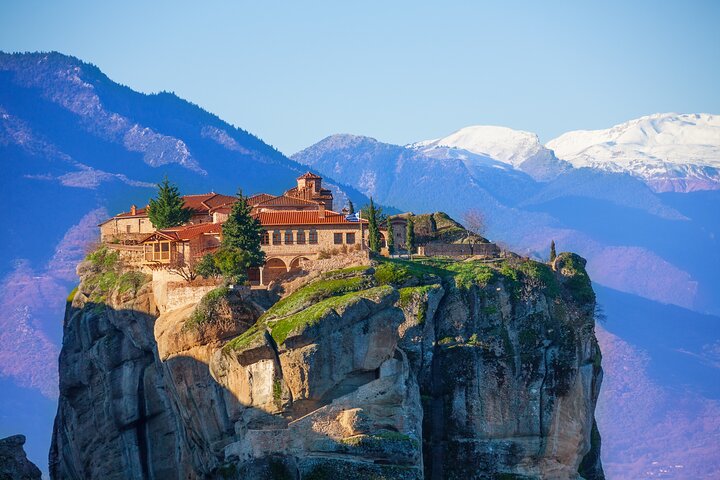 Excursión de un día a los monasterios de Meteora desde Atenas, mostrando formaciones rocosas únicas y sitios religiosos antiguos, foto 6 | wizardtrip