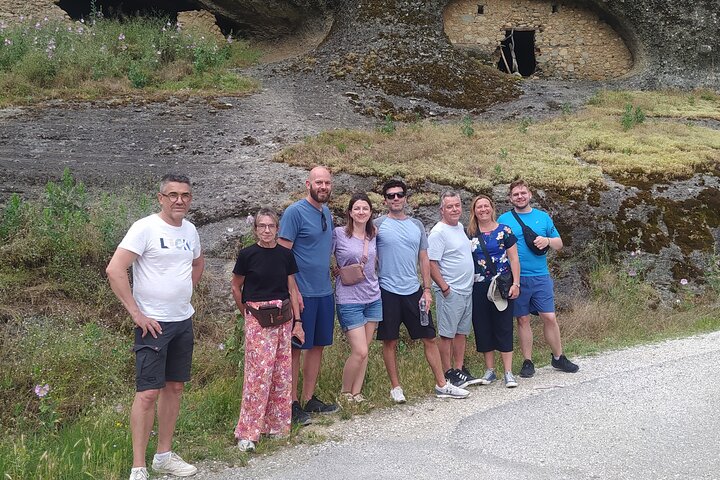 Excursión de un día a los monasterios de Meteora desde Atenas, mostrando formaciones rocosas únicas y sitios religiosos antiguos, foto 7 | wizardtrip