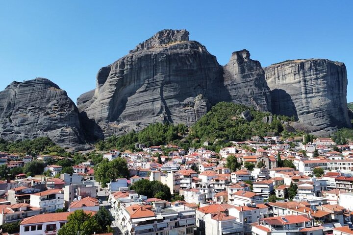 Excursión de un día a los monasterios de Meteora desde Atenas, mostrando formaciones rocosas únicas y sitios religiosos antiguos, foto 8 | wizardtrip