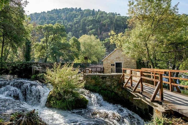 Tagesausflug von Split zu den Krka-Wasserfällen und Trogir mit Wasserfällen, Bootsfahrt und historischer Stadt, Foto 6 | wizardtrip