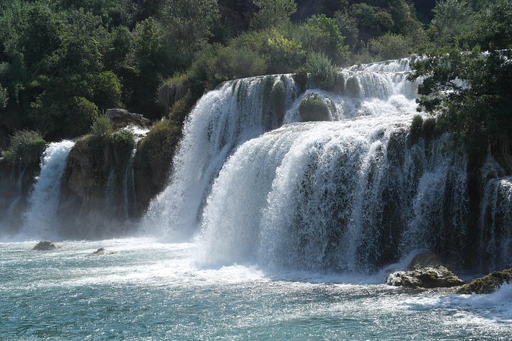 Tagesausflug von Split zu den Krka-Wasserfällen und Trogir mit Wasserfällen, Bootsfahrt und historischer Stadt, Foto 10 | wizardtrip