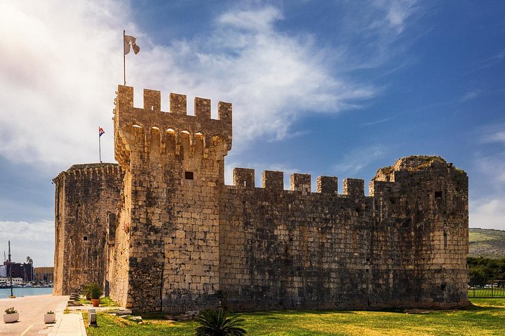 Tagesausflug von Split zu den Krka-Wasserfällen und Trogir mit Wasserfällen, Bootsfahrt und historischer Stadt, Foto 13 | wizardtrip