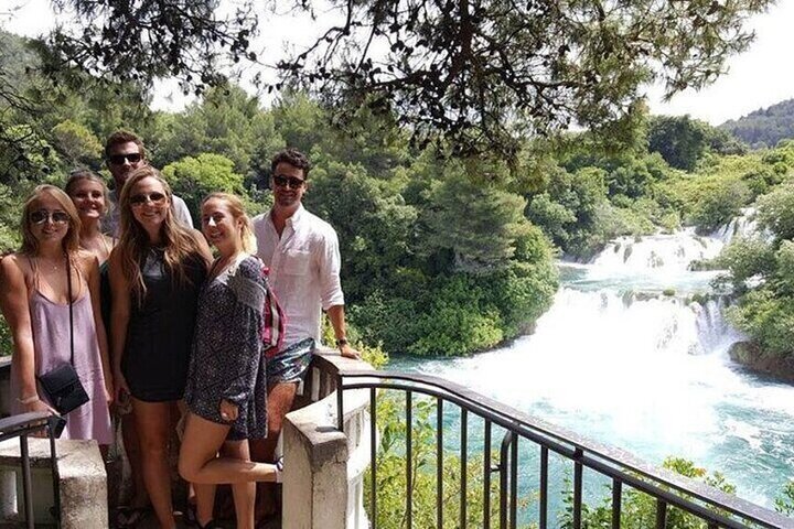 Des touristes profitent des cascades de Krka et se baignent à Skradin, Croatie, photo 6 | wizardtrip