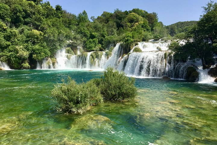 Des touristes profitent des cascades de Krka et se baignent à Skradin, Croatie, photo 8 | wizardtrip