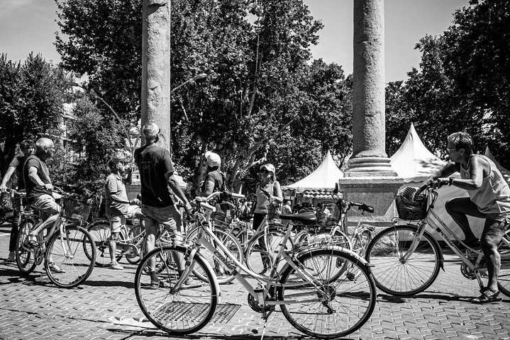 Guided bike tour exploring Seville's historic landmarks and charming neighborhoods, photo 7 | wizardtrip