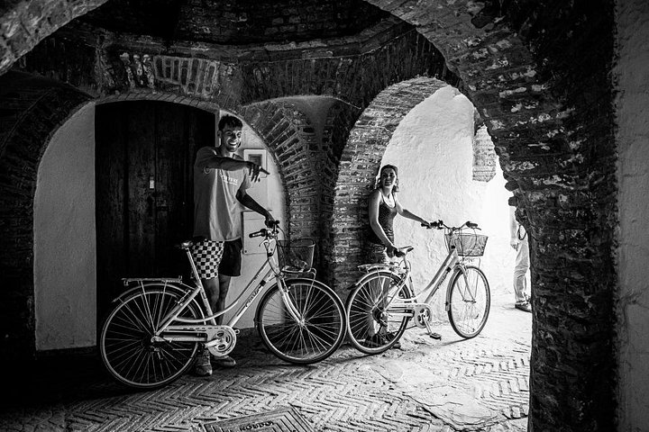 Guided bike tour exploring Seville's historic landmarks and charming neighborhoods, photo 14 | wizardtrip