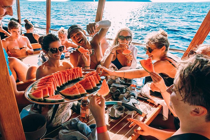 Boottocht vanuit Split naar Blue Lagoon, Borkko Beach en het eiland Šolta met zwemmen, snorkelen en lunch, foto 13 | wizardtrip