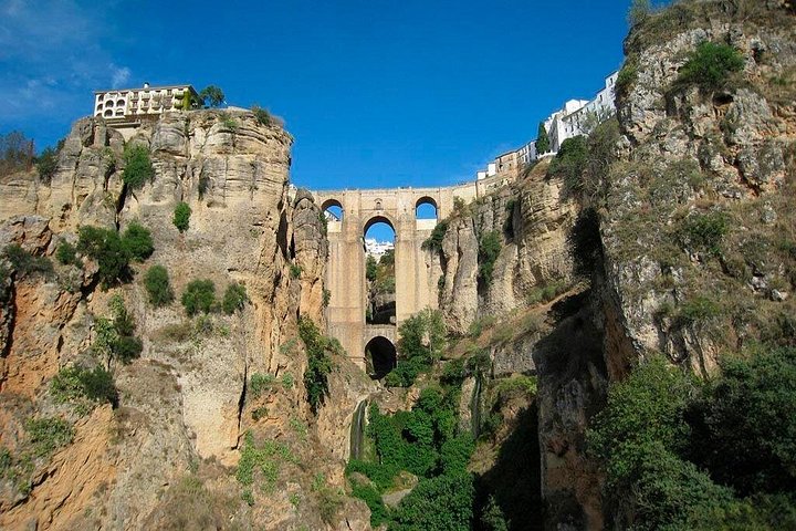 Day trip to the White Villages and Ronda from Seville, showcasing charming towns and stunning landscapes, photo 8 | wizardtrip