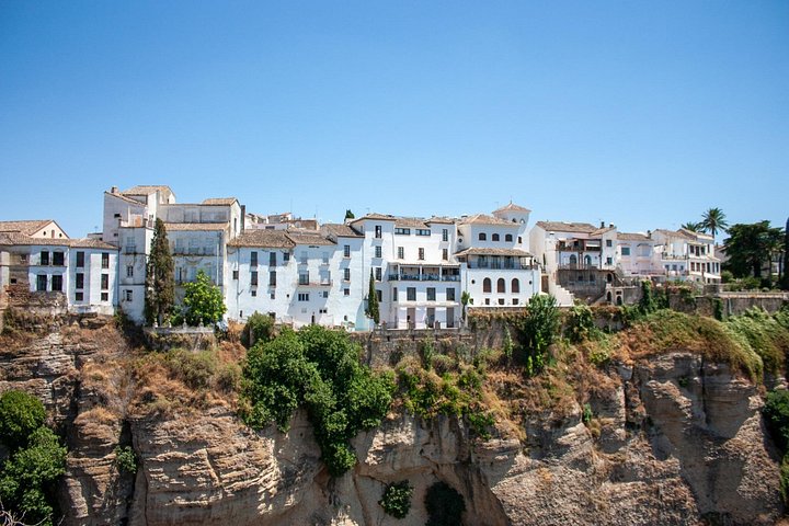 Day trip to the White Villages and Ronda from Seville, showcasing charming towns and stunning landscapes, photo 13 | wizardtrip