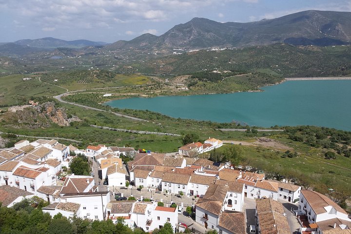 Day trip to the White Villages and Ronda from Seville, showcasing charming towns and stunning landscapes, photo 15 | wizardtrip