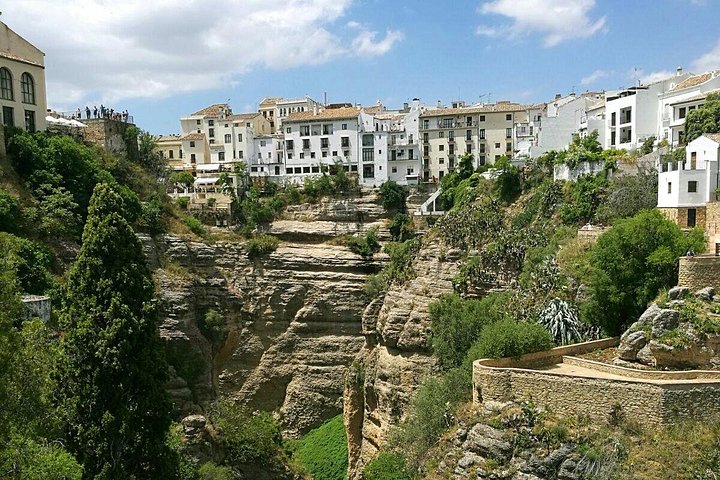 Day trip to the White Villages and Ronda from Seville, showcasing charming towns and stunning landscapes, photo 17 | wizardtrip