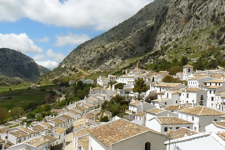 Day trip to the White Villages and Ronda from Seville, showcasing charming towns and stunning landscapes, photo 18 | wizardtrip