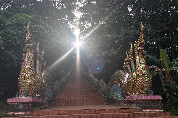 Spirituele zonsopgang tour bij Wat Phra That Doi Suthep tempel in Chiang Mai, Thailand, foto 9 | wizardtrip