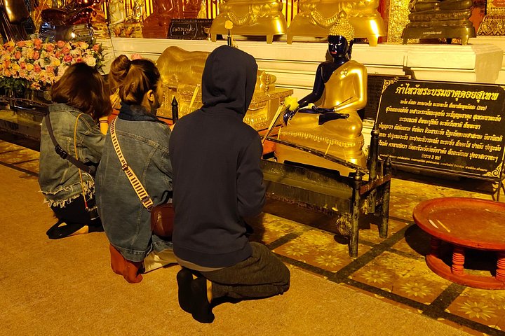 Spirituele zonsopgang tour bij Wat Phra That Doi Suthep tempel in Chiang Mai, Thailand, foto 25 | wizardtrip