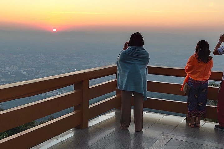 Spirituele zonsopgang tour bij Wat Phra That Doi Suthep tempel in Chiang Mai, Thailand, foto 28 | wizardtrip