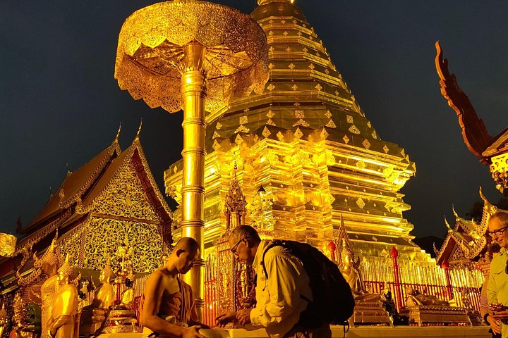 Spirituele zonsopgang tour bij Wat Phra That Doi Suthep tempel in Chiang Mai, Thailand, foto 35 | wizardtrip