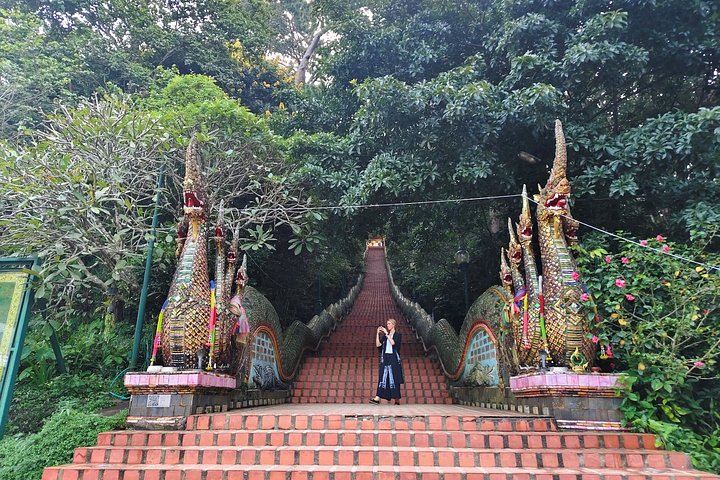 Spirituele zonsopgang tour bij Wat Phra That Doi Suthep tempel in Chiang Mai, Thailand, foto 40 | wizardtrip