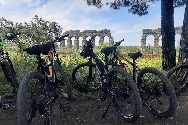 Elcykeltur på den antika Appiska vägen i Rom, utforska akvedukter och historiska platser, foto 6 | wizardtrip