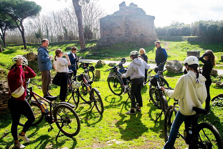Elcykeltur på den antika Appiska vägen i Rom, utforska akvedukter och historiska platser, foto 7 | wizardtrip