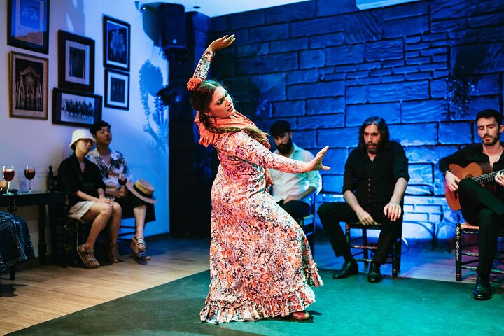 Authentic flamenco performance with dancers, singers, and musicians in Seville, photo 7 | wizardtrip