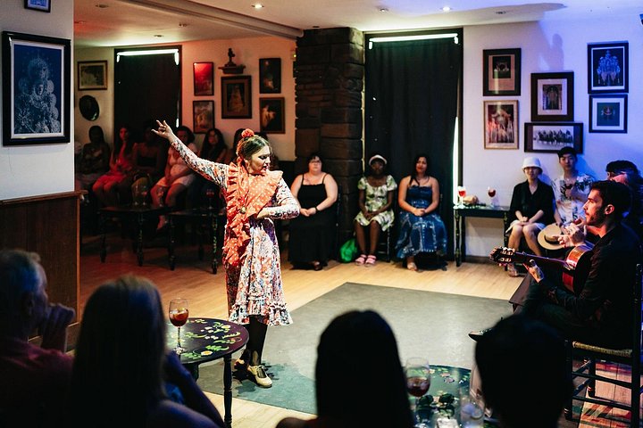 Authentic flamenco performance with dancers, singers, and musicians in Seville, photo 8 | wizardtrip