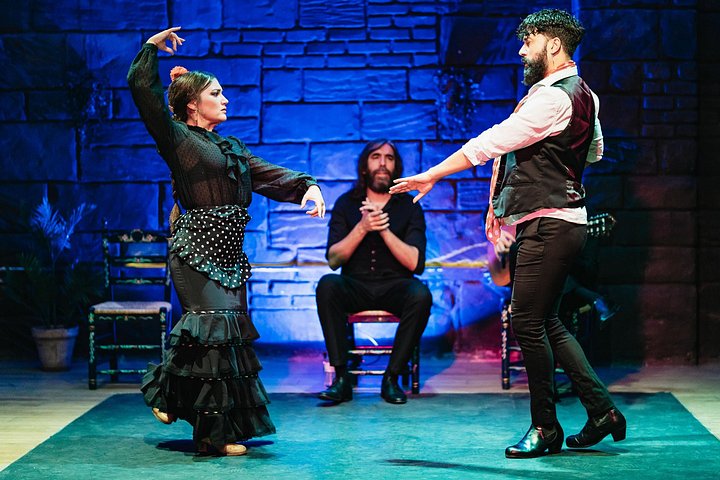 Authentic flamenco performance with dancers, singers, and musicians in Seville, photo 12 | wizardtrip