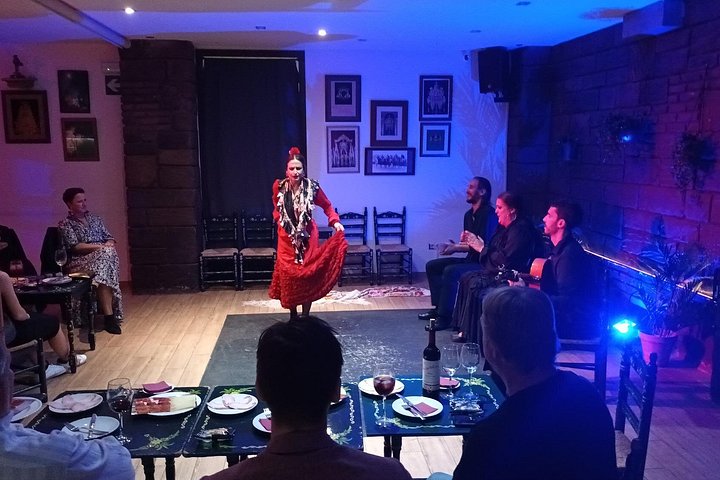 Authentic flamenco performance with dancers, singers, and musicians in Seville, photo 19 | wizardtrip