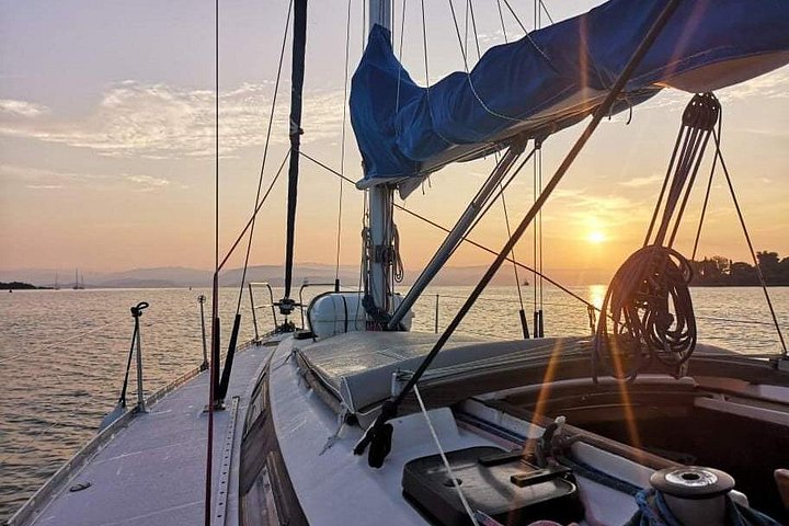 Croisière privée en yacht explorant le littoral de Corfou, les îles et la vieille ville historique, photo 8 | wizardtrip
