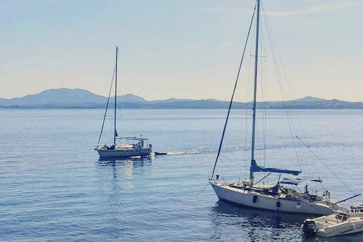 Croisière privée en yacht explorant le littoral de Corfou, les îles et la vieille ville historique, photo 10 | wizardtrip
