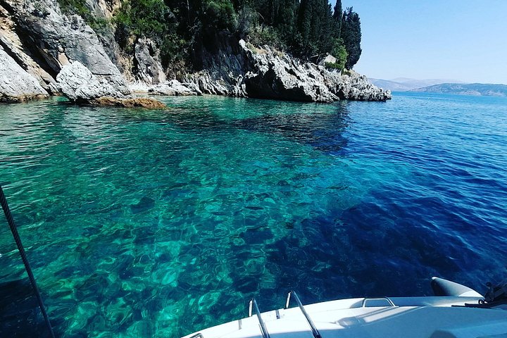 Croisière privée en yacht explorant le littoral de Corfou, les îles et la vieille ville historique, photo 13 | wizardtrip