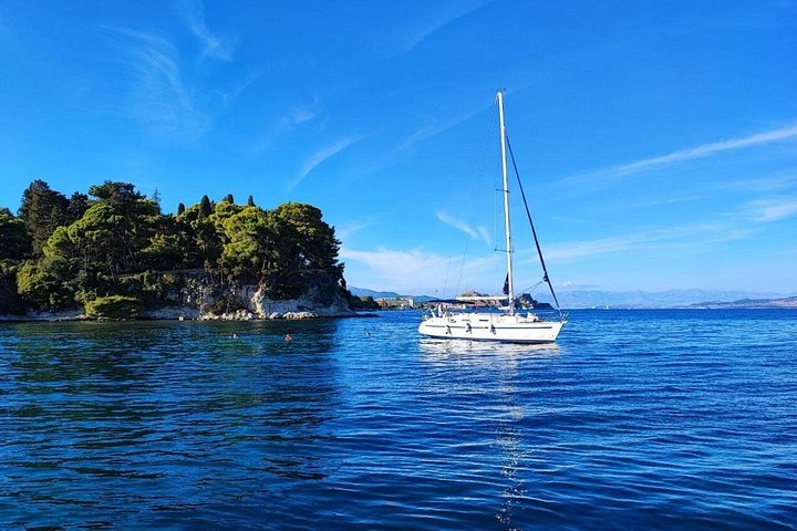 Croisière privée en yacht explorant le littoral de Corfou, les îles et la vieille ville historique, photo 32 | wizardtrip