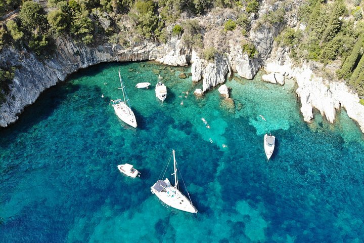 Croisière privée en yacht explorant le littoral de Corfou, les îles et la vieille ville historique, photo 34 | wizardtrip