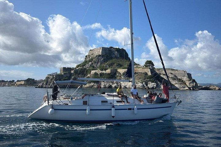 Croisière privée en yacht explorant le littoral de Corfou, les îles et la vieille ville historique, photo 37 | wizardtrip
