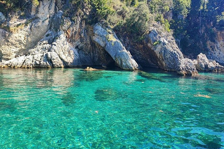 Croisière privée en yacht explorant le littoral de Corfou, les îles et la vieille ville historique, photo 40 | wizardtrip