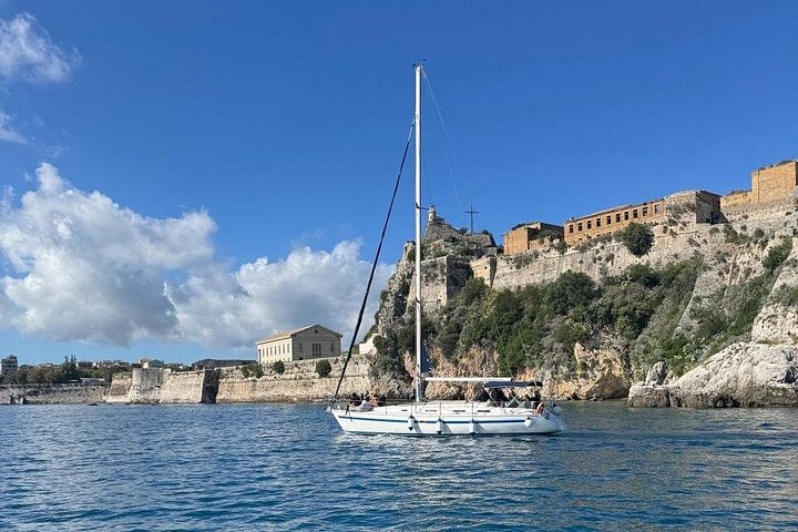 Croisière privée en yacht explorant le littoral de Corfou, les îles et la vieille ville historique, photo 43 | wizardtrip