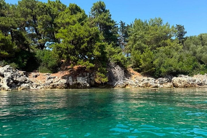 Croisière privée en yacht explorant le littoral de Corfou, les îles et la vieille ville historique, photo 48 | wizardtrip