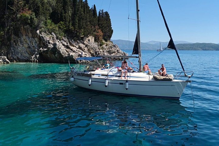 Croisière privée en yacht explorant le littoral de Corfou, les îles et la vieille ville historique, photo 49 | wizardtrip