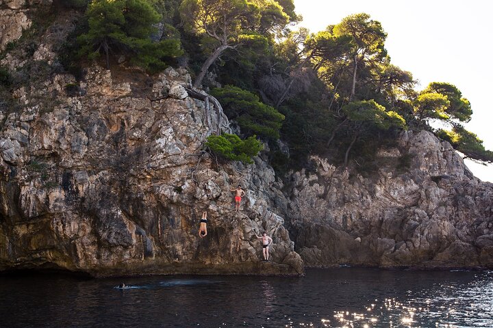 Bootstour in kleiner Gruppe zur Erkundung der Blauen Höhle und des Šunj Strandes bei Dubrovnik, mit Schwimmen und Schnorcheln, Foto 7 | wizardtrip